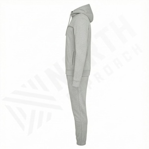 Ensemble de survêtement deux pièces pour homme avec panneaux en maille respirante pour une performance d'entraînement maximale, couleur personnalisable, tenue de sport pour la gym et la course à pied - Product Image 3