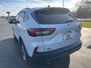 Impresionante Ford Escape ST-Line AWD 2024 Blanco Usado con Techo Solar, Arranque Remoto, Asientos de Cuero, Transmisión Automática, Llantas de Aleación y Navegación - Product Image 4