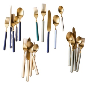Ensemble de couverts en métal doré avec poignées en résine multicolore faite à la main Vaisselle de la meilleure qualité, idéale pour les restaurants et les hôtels - Product Image 1