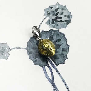 สร้อยคอชาร์มสีเหลืองส้มสไตล์น่ารัก พร้อมจี้รูปส้มและเงิน - Product Image 3