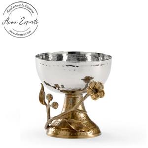 Tazón de Pedestal de Aluminio Hecho a Mano al por Mayor con Rama Floral Dorada, Utilizado como Centro de Mesa Decorativo para Servir Frutas - Product Image 1