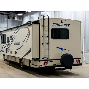 Autocaravana de lujo usada Gulf Stream Conquest 6310 gris para viajes familiares, con emisiones Euro 5, capacidad para 4-6 personas, un dormitorio. - Product Image 2