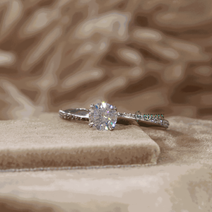 Anillo de compromiso con punta de estilo único de diamante de corte redondo de 6 MM para mujer - Product Image 4