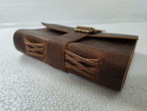 Diarios de cuero religioso de aspecto antiguo páginas de papel de algodón hechas a mano diseño plegable correa de hebilla de latón suministros de oficina reventa - Product Image 3