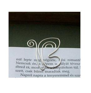 Marque-page en métal gravé personnalisé unique avec message personnalisé et motif de filigrane artistique pour les passionnés de littérature - Product Image 1