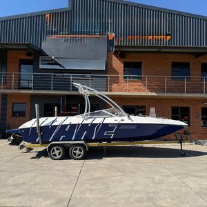 Barco de Pesca Profesional, Modelo Clásico, Soldado, Deportivo, de Alta Velocidad, con Cabina, de Aluminio, con Motor Fuera de Borda - Product Image 1