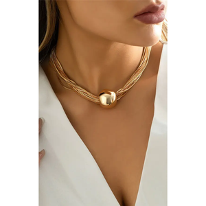 Elegante y Moderno Collar con Colgante de Bola Dorada, Diseño Geométrico, Perla de Agua Dulce y Aleación con Baño de Oro - Product Image 4