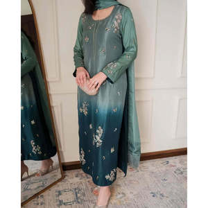 Robe élégante en satin faite à la main pour femmes au Pakistan, silhouette droite avec un magnifique imprimé floral, idéale pour Diwali, mariage, Eid. - Product Image 1