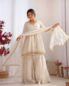 Haut élégant en mal chanderi avec de vrais motifs miroir faits à la main, manches longues, associé à un sharara plazzo évasé et à un dupatta assorti. - Product Image 4