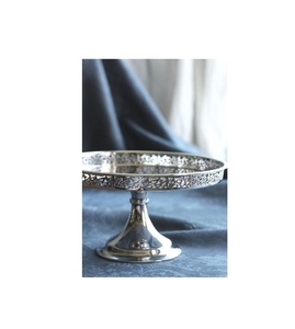 Support à gâteau en métal pour servir des desserts festifs avec un attrait classique, structure robuste pour les occasions spéciales - Product Image 1