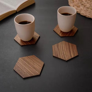 Ensemble de sous-verres hexagonaux classiques fabriqués à la main de qualité supérieure en bois de manguier noyer avec accent en résine Logo personnalisable pour une décoration de table élégante - Product Image 1
