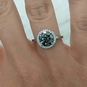 Anillo de Compromiso y Boda Clásico con Halo de Moissanita Gris de Corte Redondo de 2.70 CTW, Engaste Pavé, Plata de Ley 925, Regalo Nupcial Fino - Product Image 1