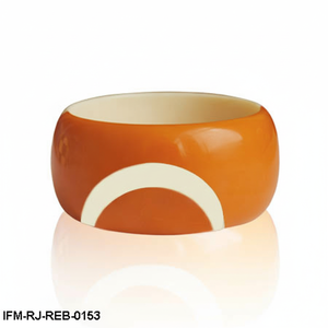 Bracelet géométrique bicolore audacieux en résine crème et orange fait à la main pour femme - Product Image 4