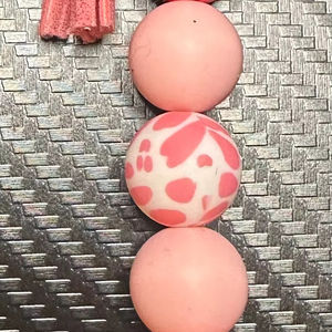 Porte-clés fait main avec perles en bois et anneau en acier inoxydable | Porte-clés coloré en perles de bois et acier inoxydable | VRNQ - Product Image 1