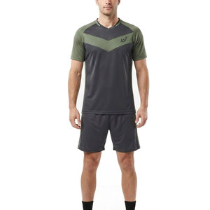 Uniformes de football élégants, durables et respirants en polyester pour hommes - Vêtements de sport personnalisables pour l'entraînement et les compétitions - Product Image 1