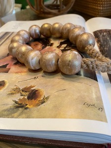 Guirnalda de inspiración rústica con acabado dorado y yute ideal para la decoración de bodas o para mejorar su espacio vital con acentos florales - Product Image 3