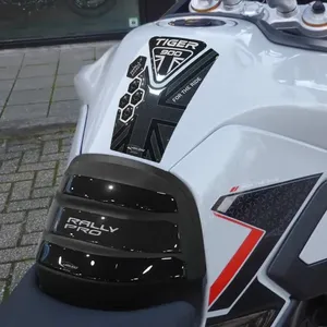 Kit Adesivi Protettivi per Serbatoio Moto Compatibili con Triumph Tiger 900 RallyPro per Decorazione Elegante - Product Image 1