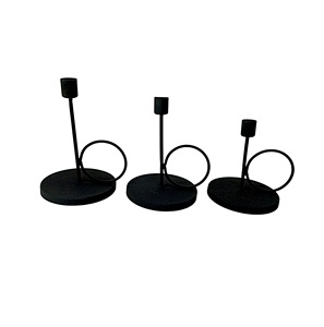 Portavelas redondo de metal color negro diseñado para elevar cualquier rincón con luz cálida, encanto moderno y perfección artesanal - Product Image 4