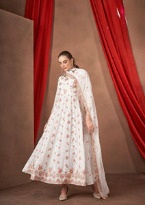 Georgette Kurta brodée lourde avec intérieur en crêpe et Dupatta pour les fêtes et les mariages indiens et pakistanais - Product Image 5