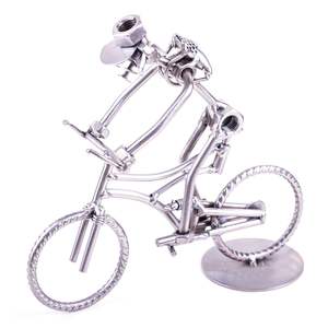 Sculpture en métal de qualité supérieure avec détails fabriqués à la main Idéal pour les maisons de luxe, les hôtels et les intérieurs de bureaux - Product Image 1