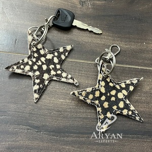 พวงกุญแจรูปดาวพองๆ สไตล์คาวบอย หนังวัวแท้เคลือบเมทัลลิก น่ารัก ใช้เป็นพวงกุญแจหรือของตกแต่งกระเป๋า ของขวัญสุดเทรนดี้ ปี 2025 จาก Western Wholesale - Product Image 1