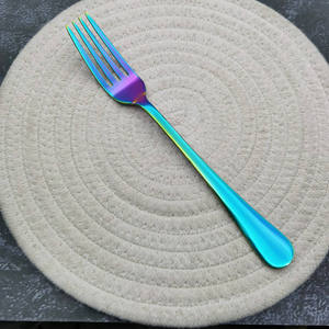 Ensemble de couverts arc-en-ciel offrant une finition multicolore saisissante et une construction robuste, idéal pour les familles élégantes - Product Image 5