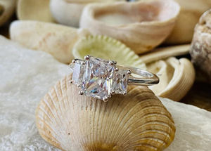 Anillo de diamante de moissanita de corte radiante triple en plata 925 2,70 Ct Set Diseño de tres piedras Idea de regalo de joyería de Boda nupcial para ella - Product Image 2