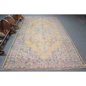 Alfombra de 6x10.4 pies, alfombra turca vintage, alfombra con motivos de plantas y árboles en amarillo y azul - Product Image 1