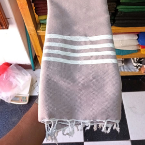 Serviette Fouta marocaine faite à la main en coton et laine 100x200 cm, franges nouées, séchage rapide, pour plage, hammam, bain, vente en gros, fabricant - Product Image 4