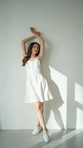 Mini diosa Vestido de satén blanco liso teñido verano moda sostenible - Product Image 2