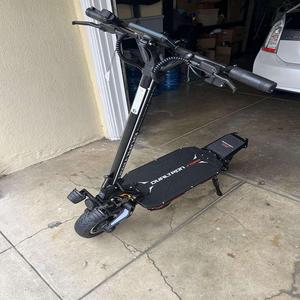Excellent rapport qualité-prix, trottinette électrique Dual-TronX Storm Limited, design pliable, autonomie de 40 à 60 km, vitesse <30 km/h, origine américaine, excellente - Product Image 1