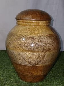 Urnes funéraires en bois de manguier fabriquées à la main Urnes funéraires en bois souvenir pour adultes avec couvercle pour cendres d'animaux et humaines (6 "L x 6" W x 8 "H) - Product Image 6