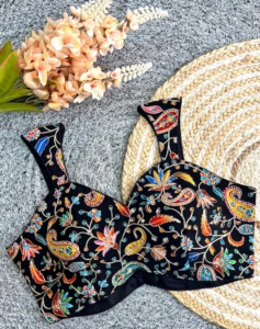 Blusa con bordado de zari y lentejuelas con estampado en posición Blusa con diseño de espalda abierta con detalle de huk Cuello en V de estilo moderno - Product Image 1