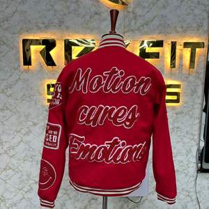 Veste pour homme en laine et soie brodée personnalisée à imprimé fin avec fermeture à bouton recouvert vestes de versity vestes Lettermen - Product Image 5