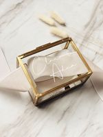 Boîte à bijoux en verre avec finition dorée, sélectionnée pour les boutiques haut de gamme recherchant un impact visuel exceptionnel et un prestige.