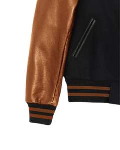 แจ็คเก็ตวาร์ซิตี้ผู้ชาย สีดำ ตัวเสื้อทำจากผ้าขนสัตว์ แขนเสื้อทำจากหนังสีน้ำตาล คอเสื้อแบบริบ ติดกระดุมแป๊ก แจ็คเก็ตบอมเบอร์สไตล์นักศึกษา - Product Image 6