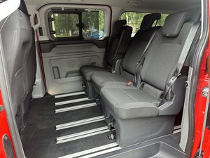 Ford Tourneo Custom 2020-2024 Usada en Venta, Económica, con 7-9 Asientos de Cuero, Cámara Trasera, Volante a la Izquierda - Product Image 4