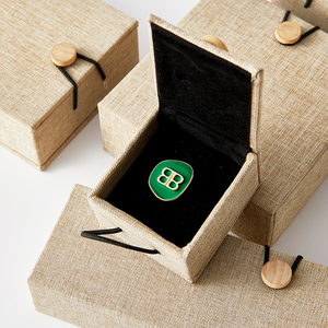 ชุดสร้อยข้อมือทำจากกระดาษเคลือบแว็กซ์เคลือบ UV ของขวัญกล่องเครื่องประดับโลโก้แบบกำหนดเองชุดสร้อยข้อมือทำจากวัสดุรีไซเคิลเคลือบเงาทำจากไม้ - Product Image 5