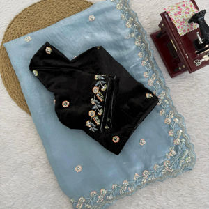 Tombez amoureux de ce magnifique sari dans une couleur accrocheuse, conçu avec finesse et des détails riches. - Product Image 1