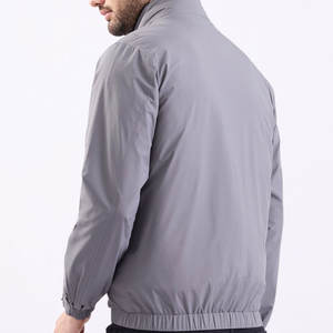 Servicio OEM, Chaquetas Personalizadas para Hombre, de Lona Lisa Teñida, con Cuello Alto y Logotipo Frontal, Modernas y Elegantes - Product Image 2