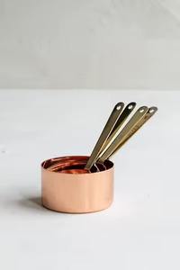 Taza Medidora de Metal de Diseño Único con Detalles Artísticos que Sirve como Utensilio de Cocina Decorativo y Práctico - Product Image 4