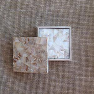 Sous-verre de luxe en nacre polie avec motif en relief, logo personnalisé, style européen durable pour la décoration intérieure - Product Image 2