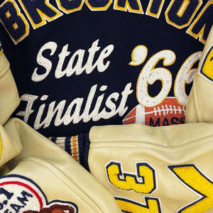 แจ็คเก็ตวิทยาลัยแบบวินเทจ แขนหนังปักโลโก้ตามสั่ง ผ้าขนสัตว์ผสมขนแกะ แจ็คเก็ตเบสบอลวิทยาลัยสำหรับผู้ชาย - Product Image 2