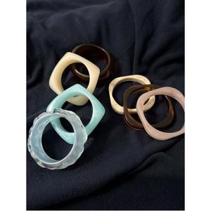 Bracelets en résine à finition brillante pour femmes, bords lisses, ajustement confortable, couleurs personnalisées, style mignon - à porter au quotidien pour le bureau ou les tenues décontractées - Product Image 3