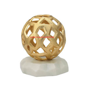Esfera de diseño personalizado de lujo, escultura chapada en oro con base blanca en gran oferta para decoración de mesa - Product Image 2