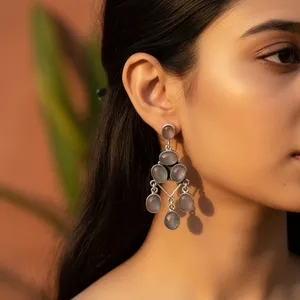 Boucles d'oreilles pendantes en or plaqué, perles vintage et diamants, pour les mariages et les fêtes des femmes - Product Image 3