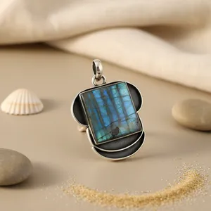 Pendentif en labradorite plaqué or rose pour femmes - Bijou en pierre précieuse, cadeau - Product Image 2