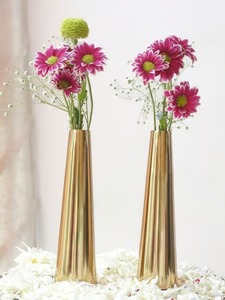 Vase en métal doré élégant avec finition décorative Pièce maîtresse parfaite pour le bureau à domicile moderne et la décoration de salon de l'Inde - Product Image 3