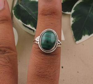 Bague en argent sterling 925 Malachite Bague en argent faite à la main Bague en pierres précieuses ovales, cadeau de bijoux en malachite verte pour elle - Product Image 2