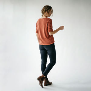 T-shirt décontracté en viscose à manches longues et col en V uni - Product Image 2